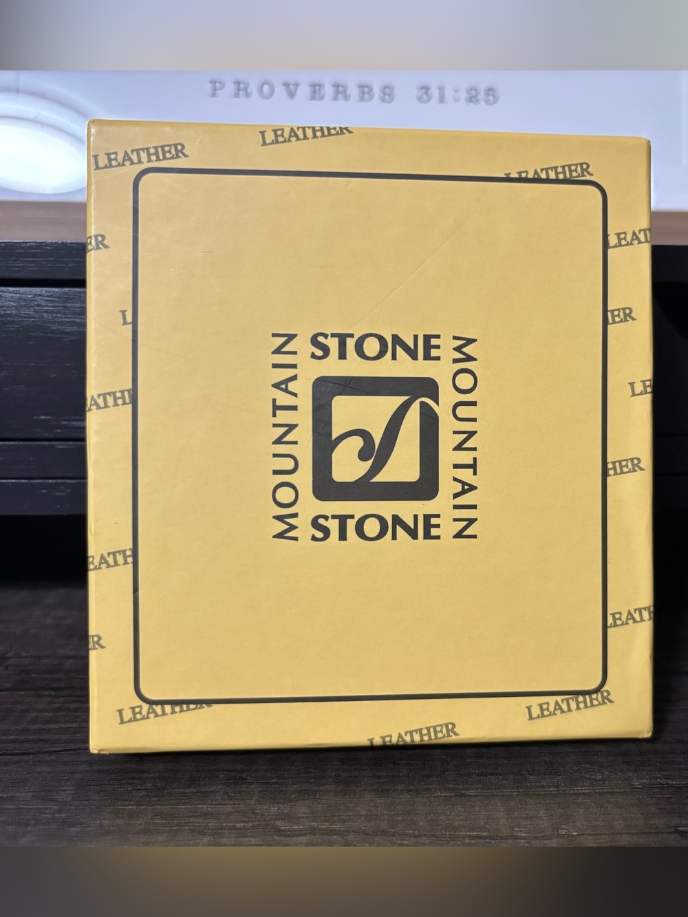 Leather Stone Mountain Tri-Fold Wallet With Gift Box - Picture 2 of 6